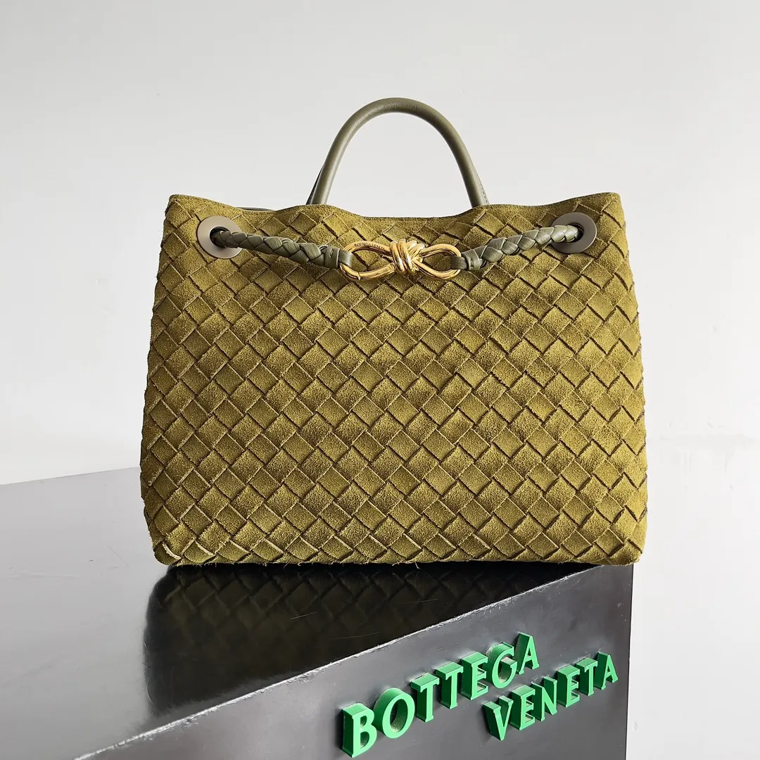 The 2023 new Andiamo batch of 2360 BV has been shipped‼ ️Really popular🔥The new Andiamo woven handbag launched by Bottega Veneta this season is really popular all over the world! ! Celebrities at home and abroad have worn it, and Oscar-winning actress Michelle Yeoh has taken it out on the street. Song Jia, Trai Yara, Yu Feihong, Sanji Ayaka, Rosie Hunting-Whiteley, Yoshioka Riho, etc. have all picked up this bag. It is classic and versatile, showing off its temperament, and the bag capacity is also large, which is very convenient for daily commuting! ! A variety of carrying methods, the shoulder straps can be adjusted by yourself, the original lambskin feels soft and delicate, and the unisex style breaks gender boundaries and brings a more practical and long-lasting use experience. Andiamo has both elegant and casual styles, which perfectly interprets "fashionable old money style". Style number: 743572 Size: 32*24*12
